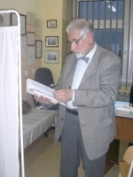 dr Kossowski w swoim gabinecie w szpitalu