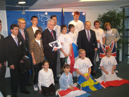 Młodzi diabetycy i sportowcy na spotkaniu u przewodniczącego Parlamentu Europejskiego, Hansa-Gerta Poetteringa